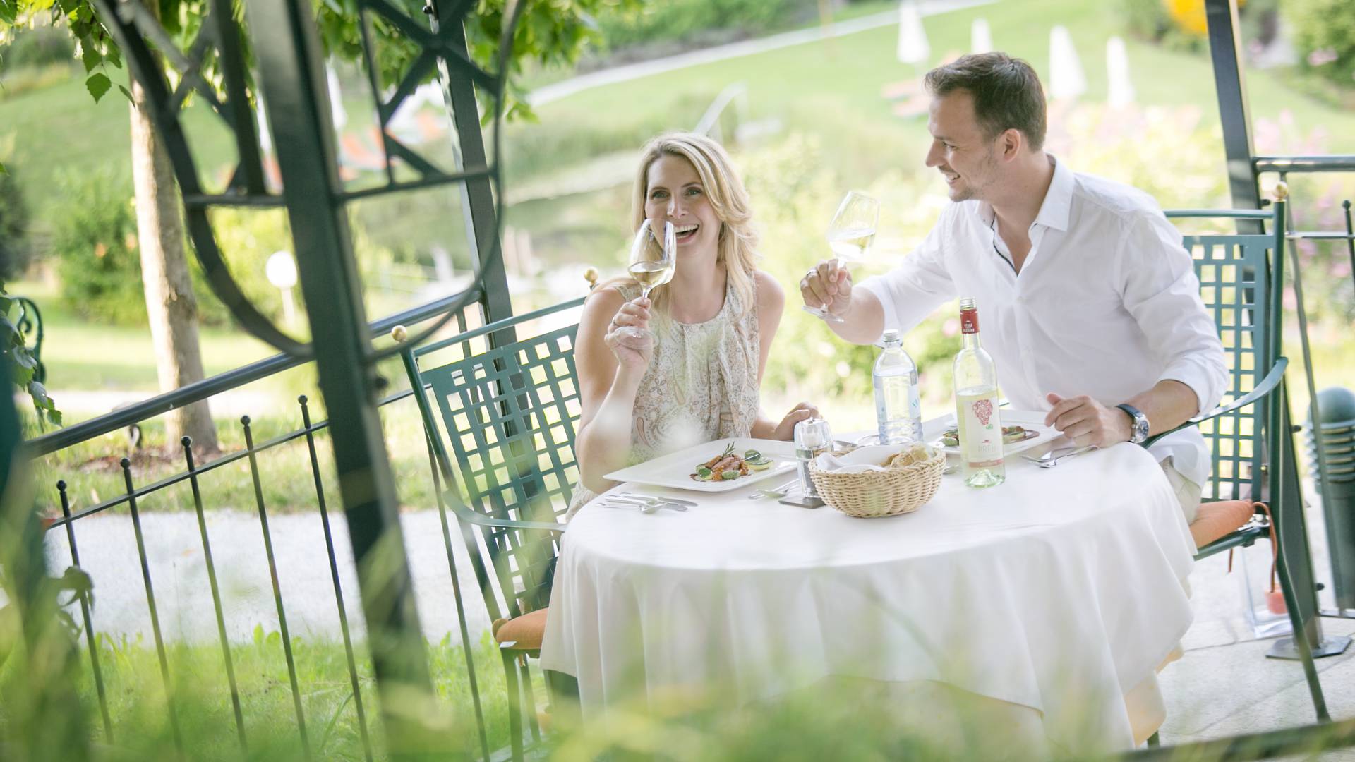Zeit zu zweit beim Pavillondinner im romantischen Hotel in Niederösterreich